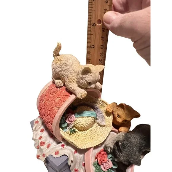 Westland Musical Figurine Kittens Playing With Hat Box Tune "Whats New Pussycat" - Picture 5 of 6